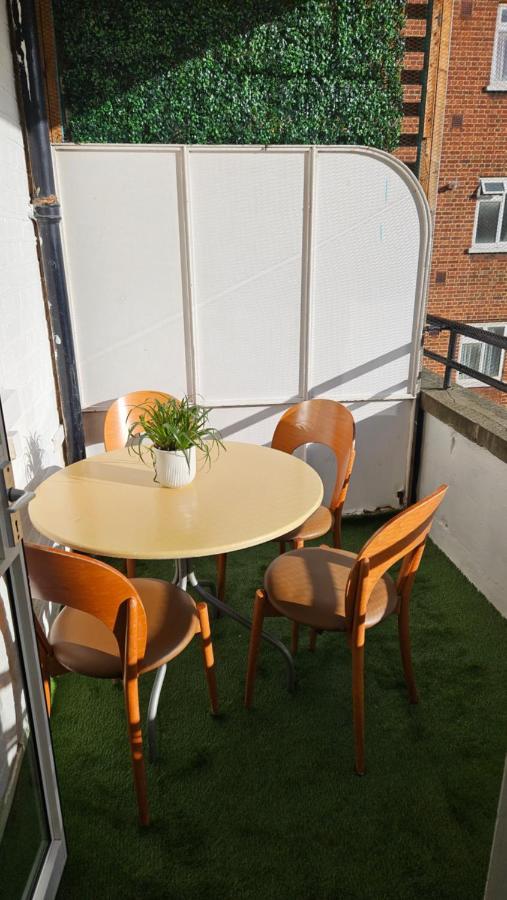 Spacious Two Bedroom Apartment In Battersea, Free Parking London Exterior foto
